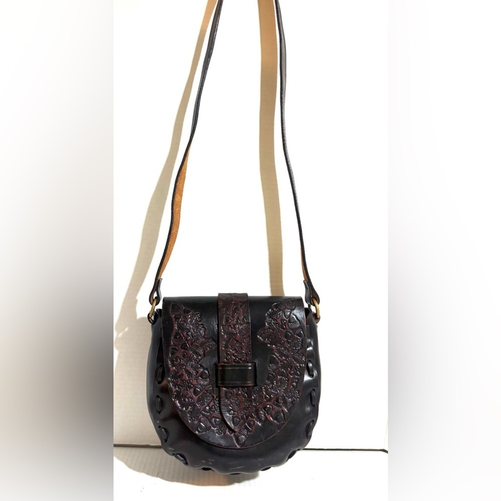 Vintage Elegant Black Leather Shoulder/ crossbody Bag